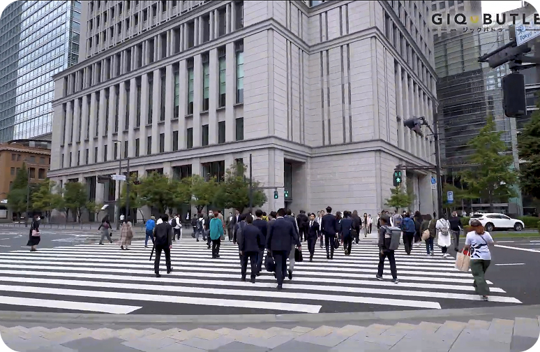 出口を出たら右正面にある横断歩道を渡ります