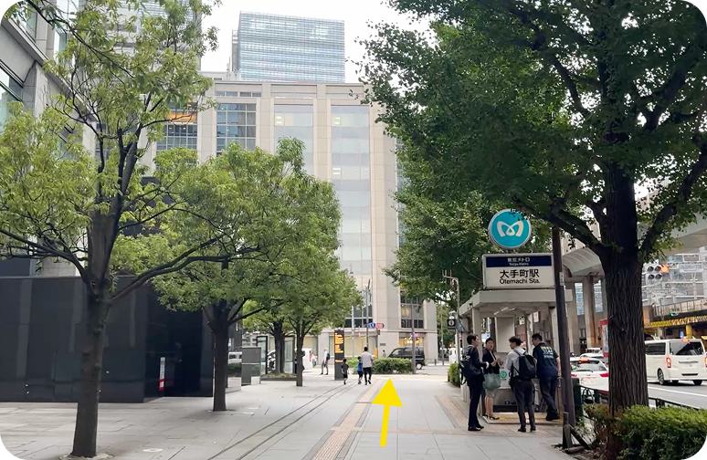 直進して東京メトロ大手町駅の入り口を通過