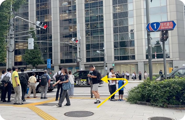 信号を渡って左に曲がる