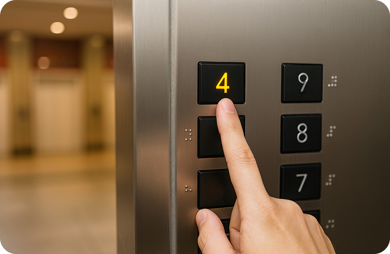 エレベーターで4階へ上がり