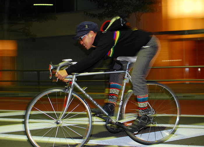 自転車で走る村田さん