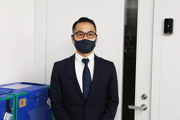 自治体とのやり取り等を行う 拠点管理者の折敷出氏